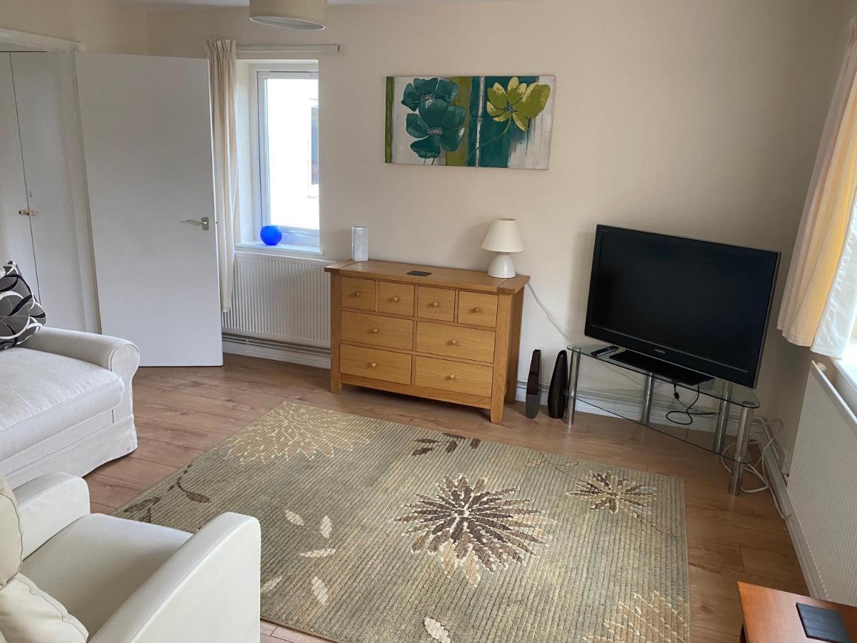 Spacious First Floor In The Centre Of With Free Parking *
